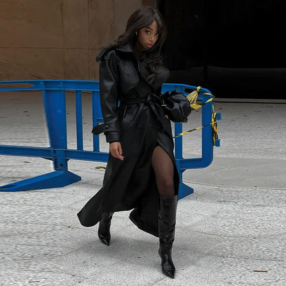 Manteau en cuir végan  noir pour femme avec ceinture à nouer, style chic et moderne.