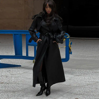 Manteau en cuir végan  noir pour femme avec ceinture à nouer, style chic et moderne.