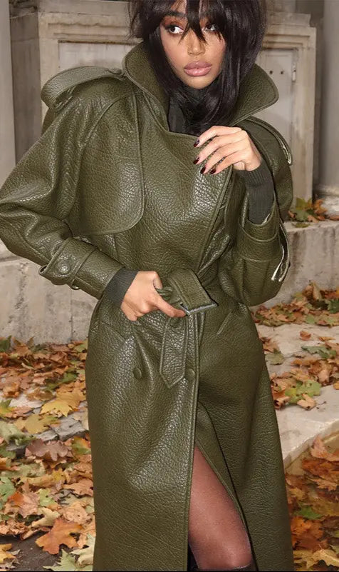 Manteau en cuir végan   vert pour femme, look street fashion et silhouette flatteuse.