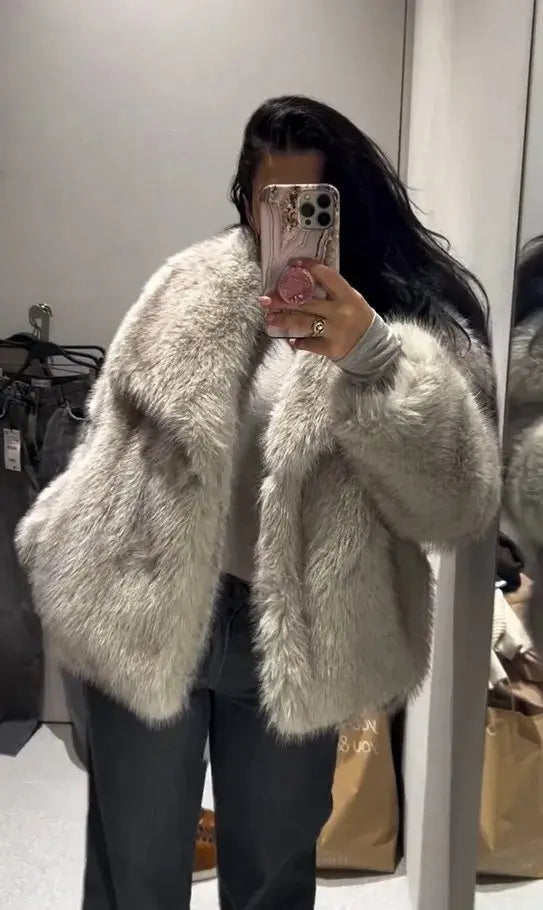 Vue de face manteau femme en fausse fourrure, style élégant et confortable