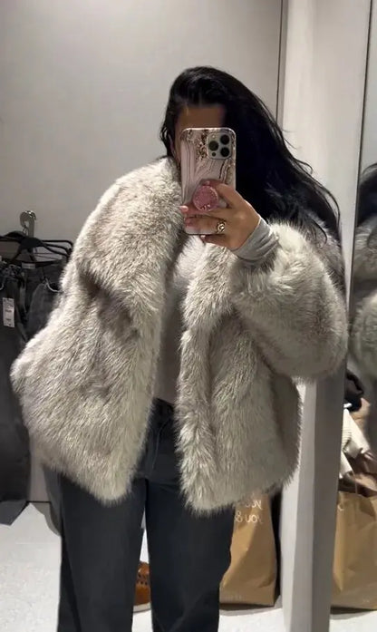 Vue de face manteau femme en fausse fourrure, style élégant et confortable