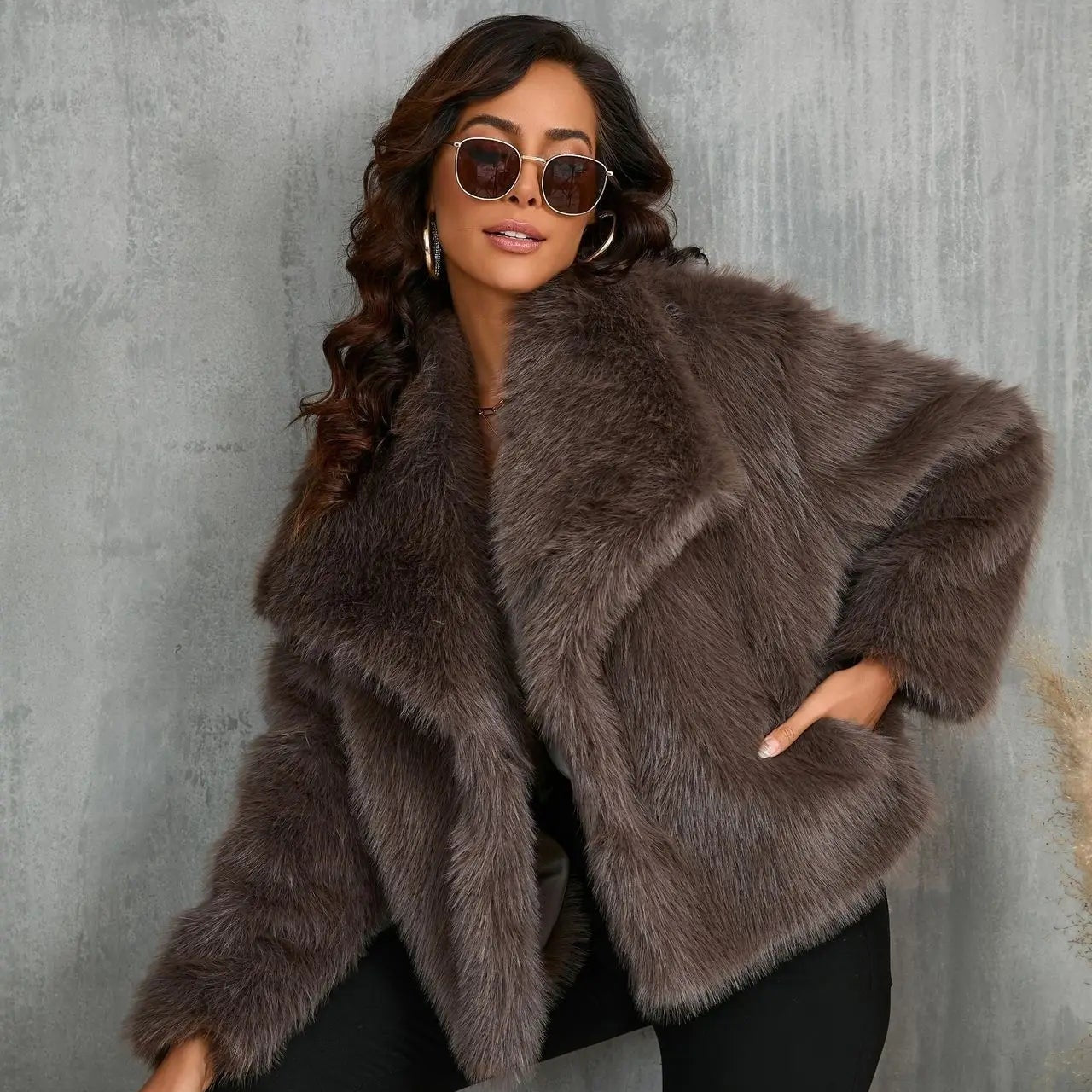 Vue de face manteau femme en fausse fourrure, style élégant et confortable