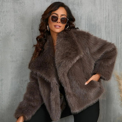 Vue de face manteau femme en fausse fourrure, style élégant et confortable