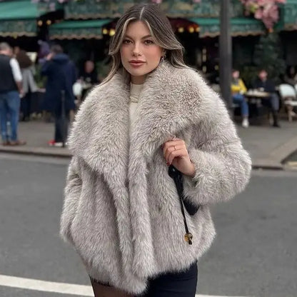 Manteau court femme fausse fourrure douce et élégante