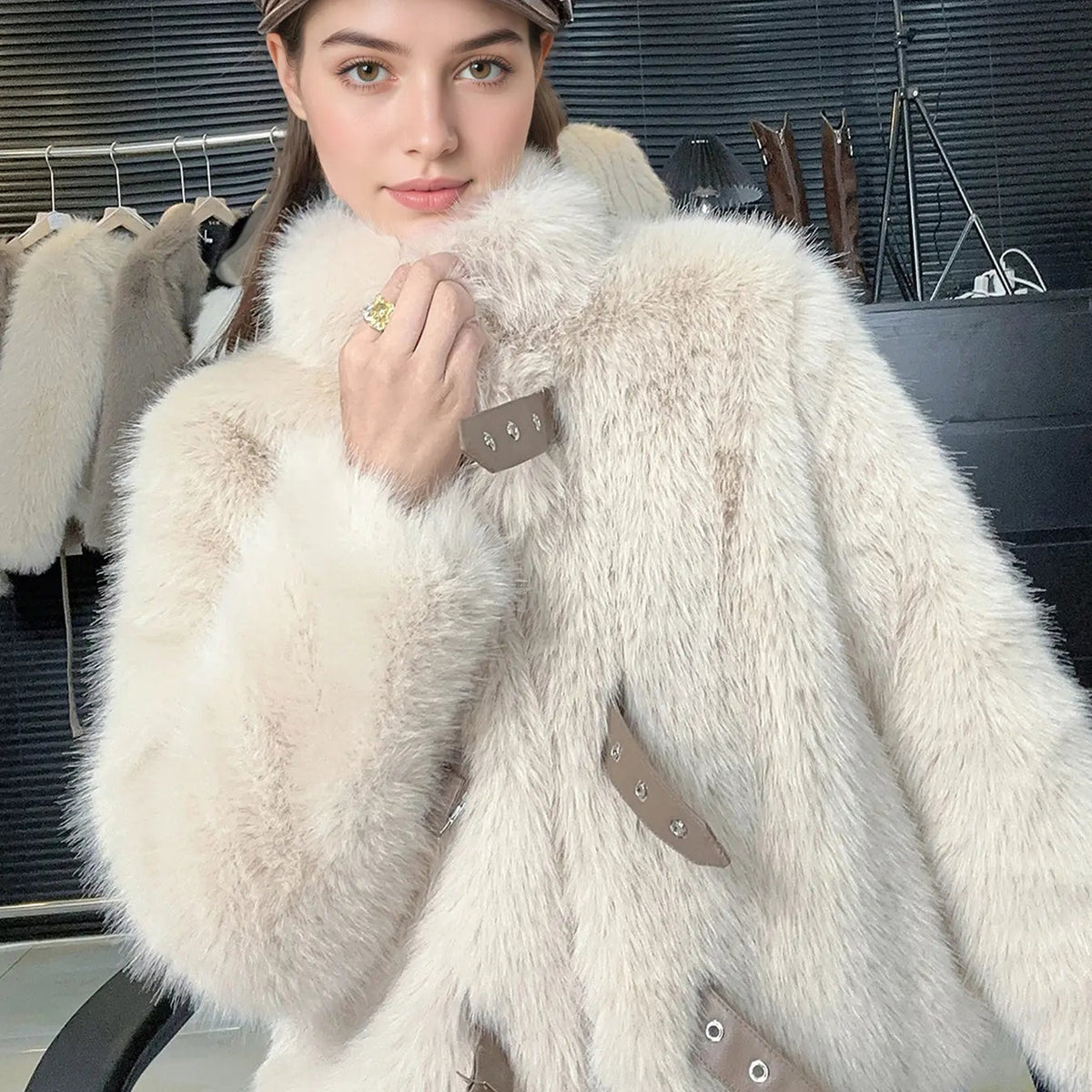 Manteau court femme blanc cassé effet fourrure avec col volumineux SecretBombe