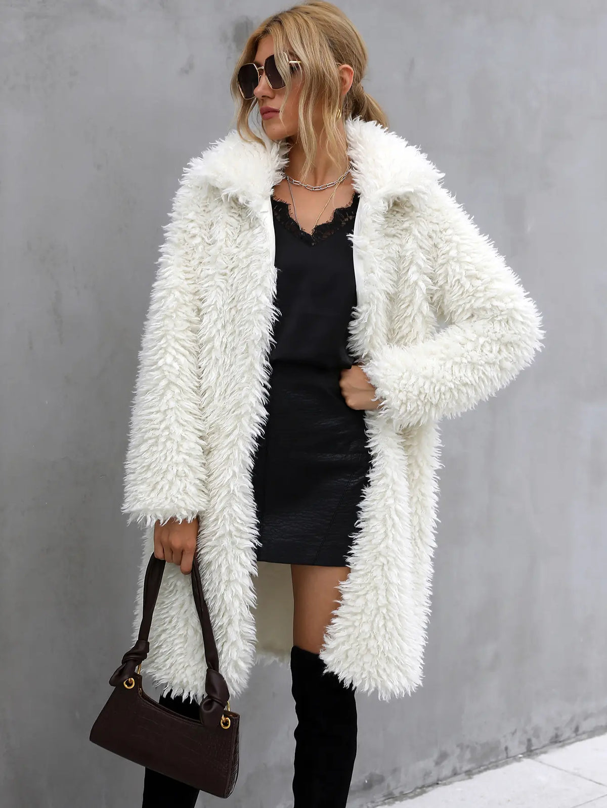 Manteau femme blanc à col revers volumineux et effet fourrure SecretBombe