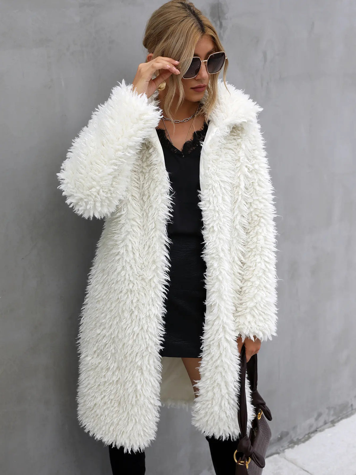 Manteau long femme blanc à texture duveteuse et col revers, porté ouvert SecretBombe