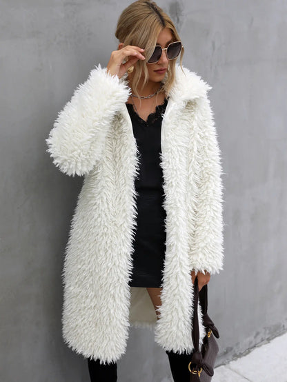Manteau long femme blanc à texture duveteuse et col revers, porté ouvert SecretBombe