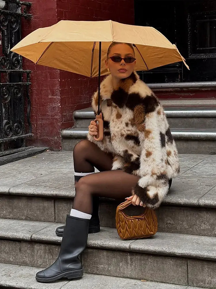 Manteau femme tacheté marron et écru porté avec un short noir et des bottes SecretBombe