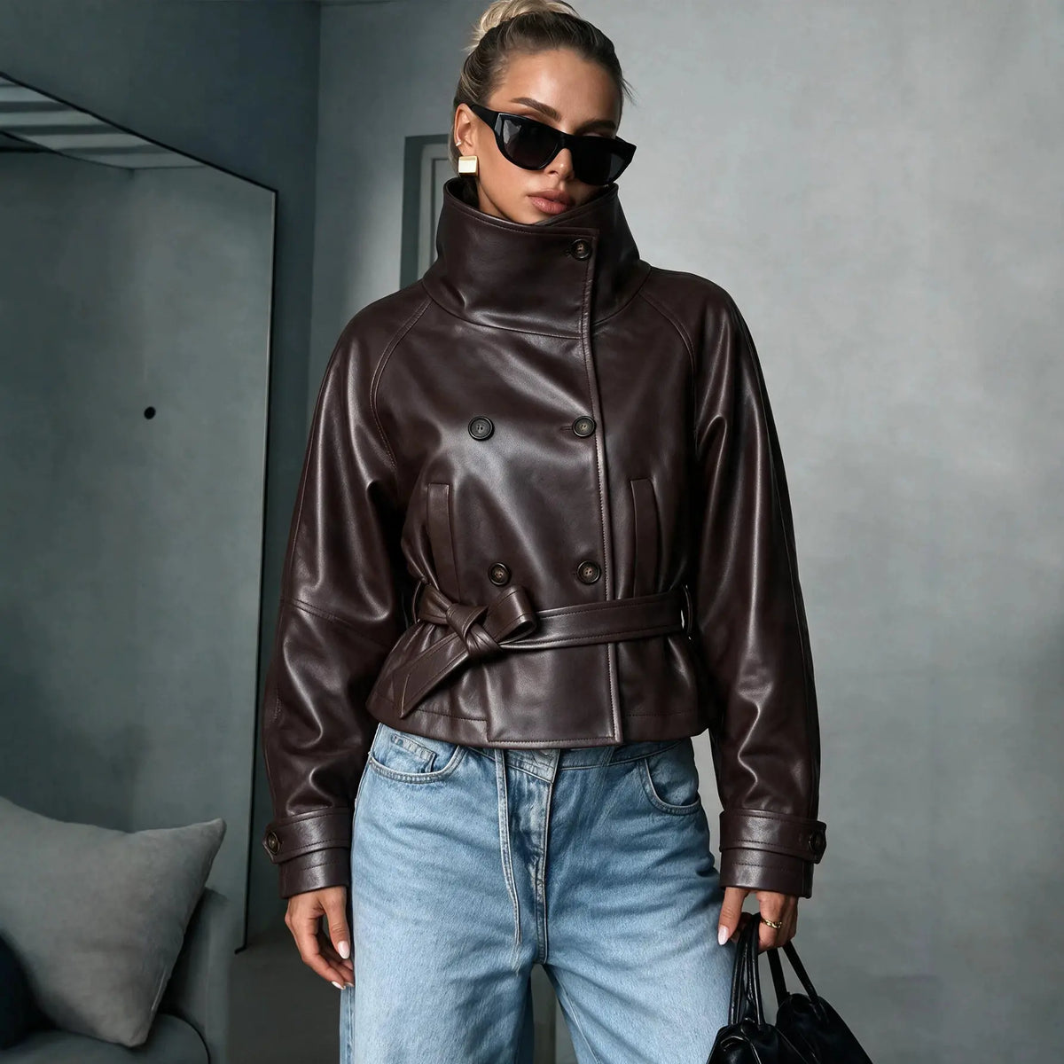 Manteau court femme marron foncé porté avec jean et lunettes de soleil SecretBombe