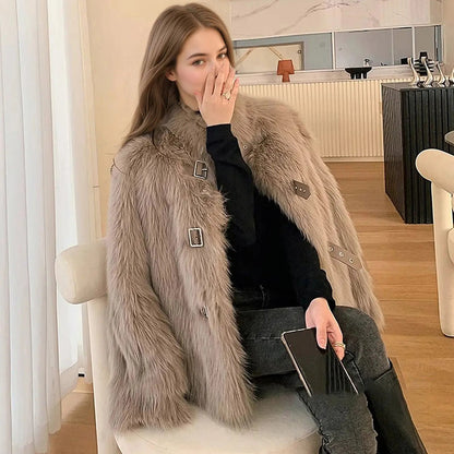 Manteau femme taupe à effet fourrure porté en position assise SecretBombe