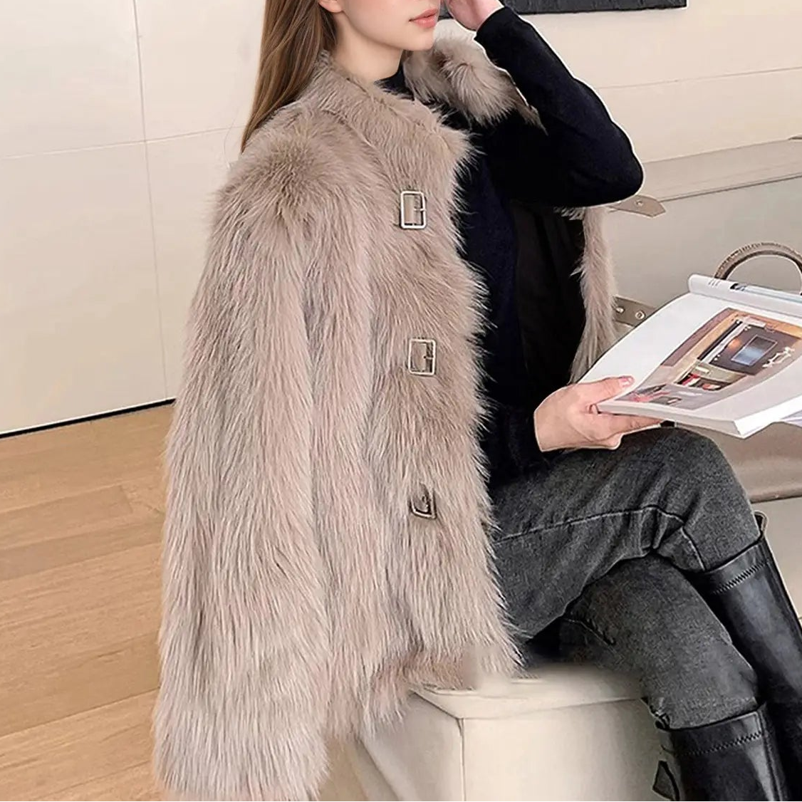 Manteau femme taupe effet fourrure porté ouvert sur une tenue noire SecretBombe