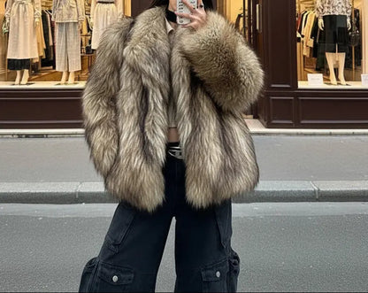 Détail du col en fourrure luxueuse du manteau mi-long