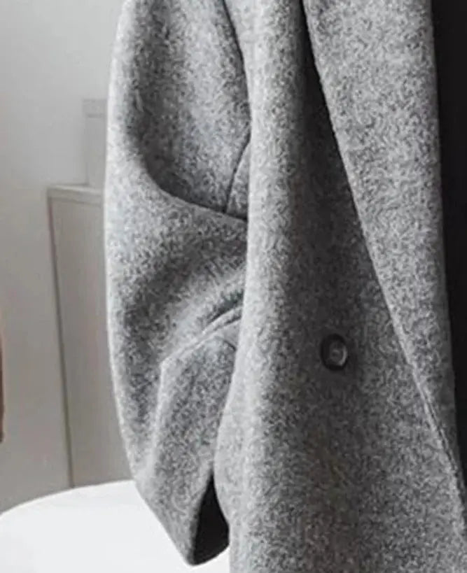 Détail du tissu gris et du bouton du manteau long femme SecretBombe