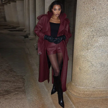 Manteau bordeaux long femme ceinturé, coupe droite élégante et allure sophistiquée.