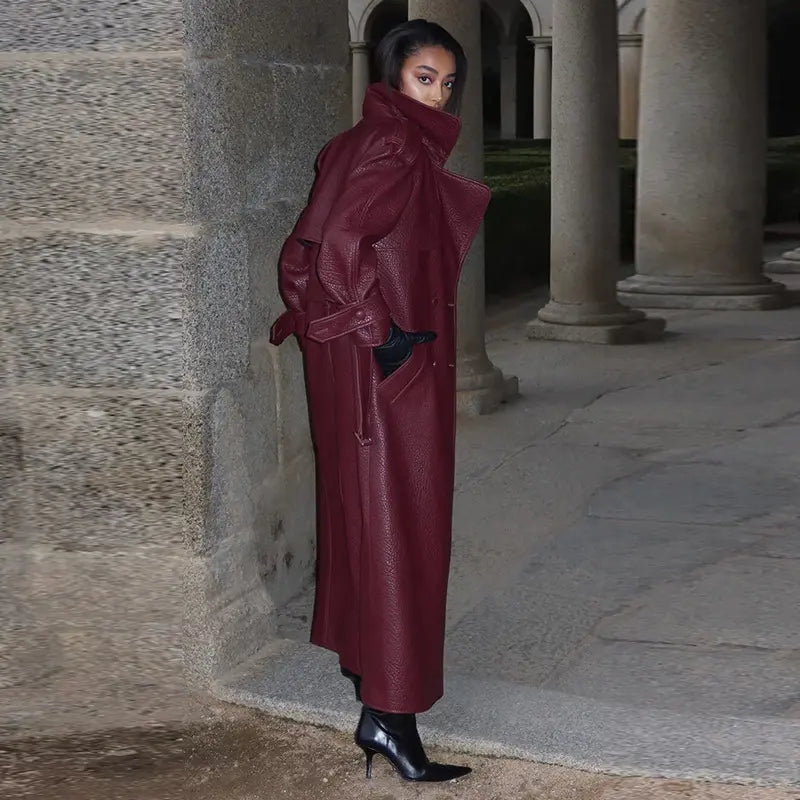 Manteau bordeaux long femme ceinturé, coupe droite élégante et allure sophistiquée.