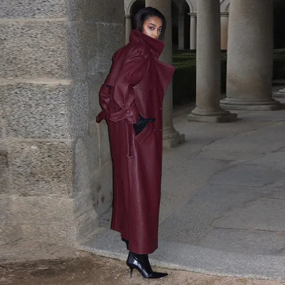 Manteau bordeaux long femme ceinturé, coupe droite élégante et allure sophistiquée.