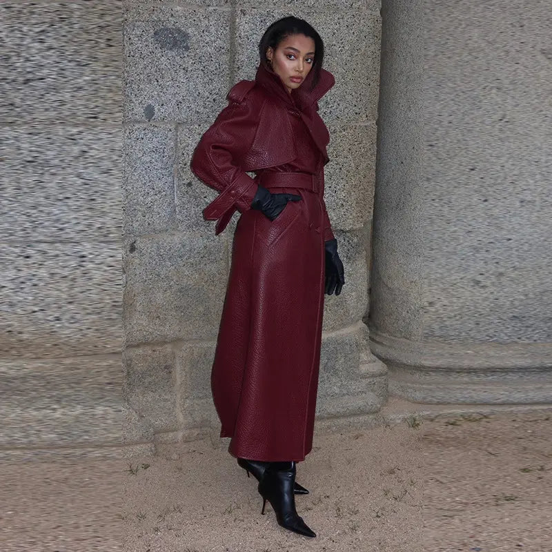 Manteau bordeaux long femme ceinturé, coupe droite élégante et allure sophistiquée.