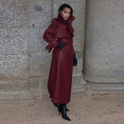 Manteau bordeaux long femme ceinturé, coupe droite élégante et allure sophistiquée.