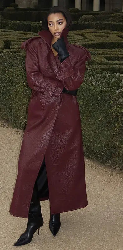 Manteau bordeaux long femme ceinturé, coupe droite élégante et allure sophistiquée.