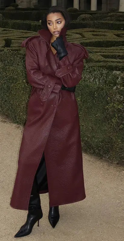 Manteau bordeaux long femme ceinturé, coupe droite élégante et allure sophistiquée.