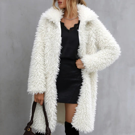Manteau long femme blanc en fausse fourrure avec col revers et texture duveteuse SecretBombe