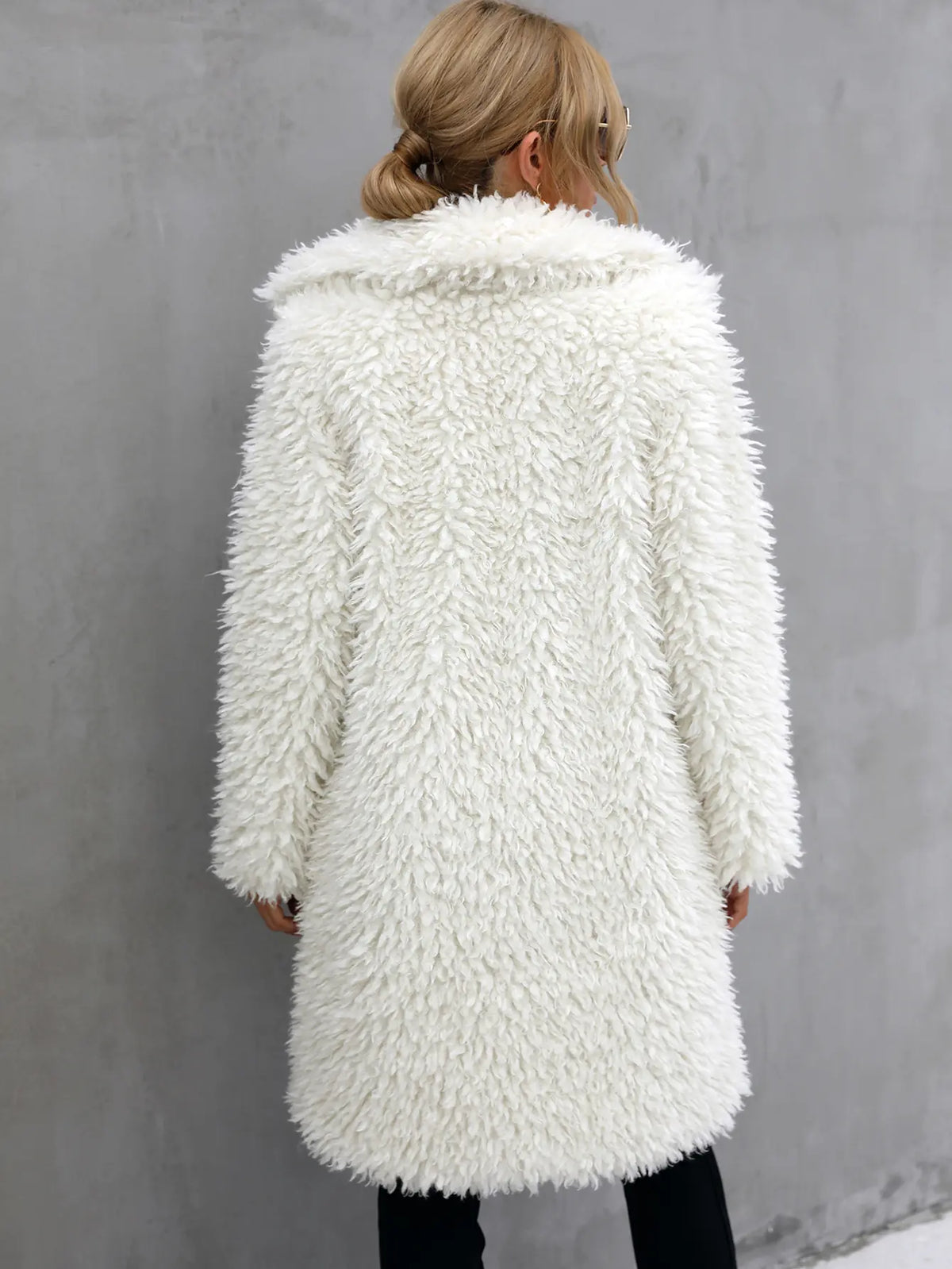 Vue arrière du manteau long femme blanc en fausse fourrure SecretBombe