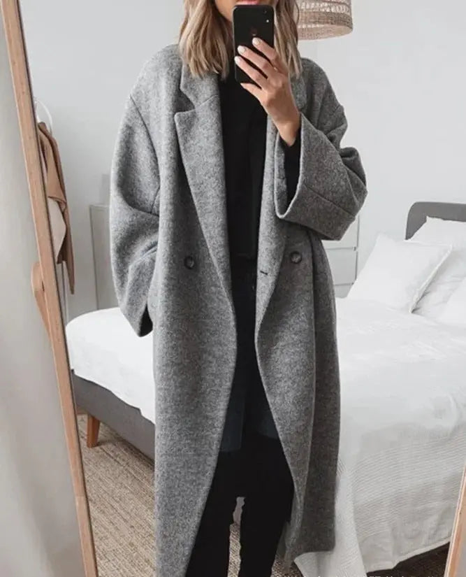 Manteau long gris femme porté avec pantalon noir, style décontracté SecretBombe