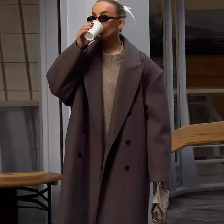 Manteau long oversize en laine mélangée, coupe fluide avec col large et double boutonnage, style chic et moderne.