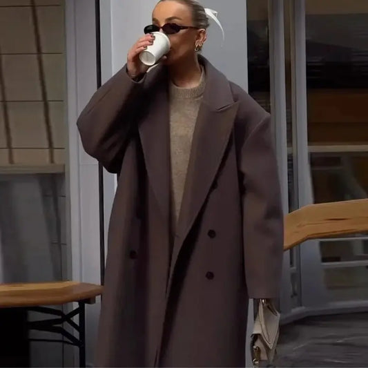 Manteau long oversize en laine mélangée, coupe fluide avec col large et double boutonnage, style chic et moderne.