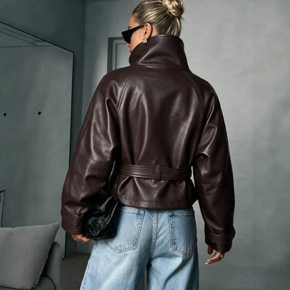 Vue de dos du manteau court femme marron effet cuir avec col montant SecretBombe
