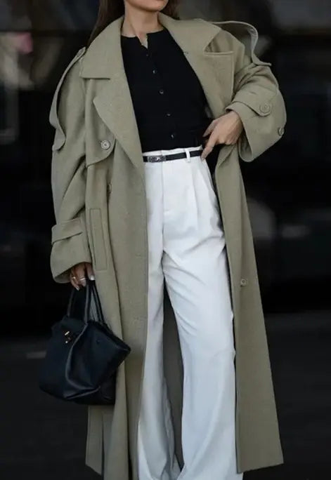 Gros plan du tissu en polyester du manteau oversize femme
