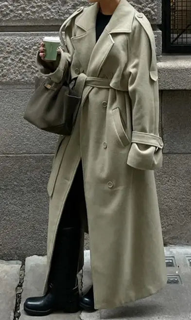 Manteau oversize femme vue montrant la coupe ample