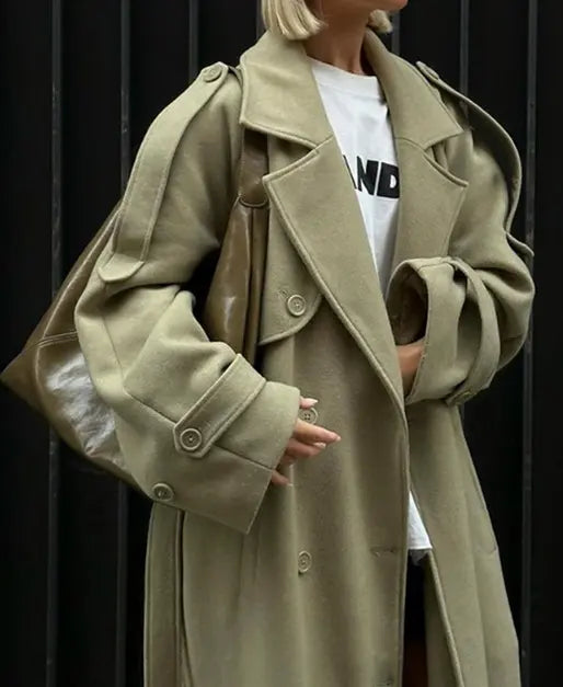 Manteau oversize femme vue de profil, style décontracté