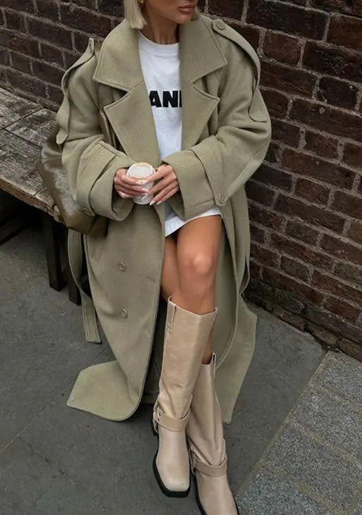 Manteau oversize femme porté avec tenue décontractée