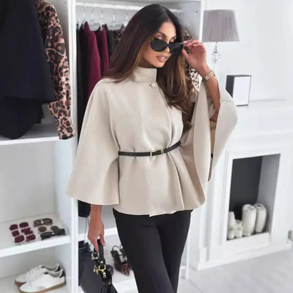 Manteau poncho femme écru porté avec un pantalon noir et un sac à main SecretBombe