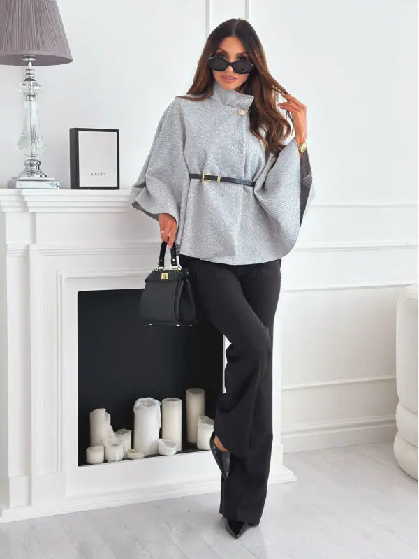 Manteau poncho femme gris clair porté avec un pantalon noir SecretBombe