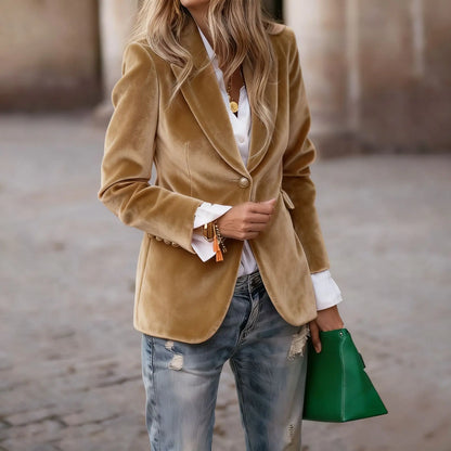 Manteau femme beige doré en velours porté avec une chemise blanche SecretBombe