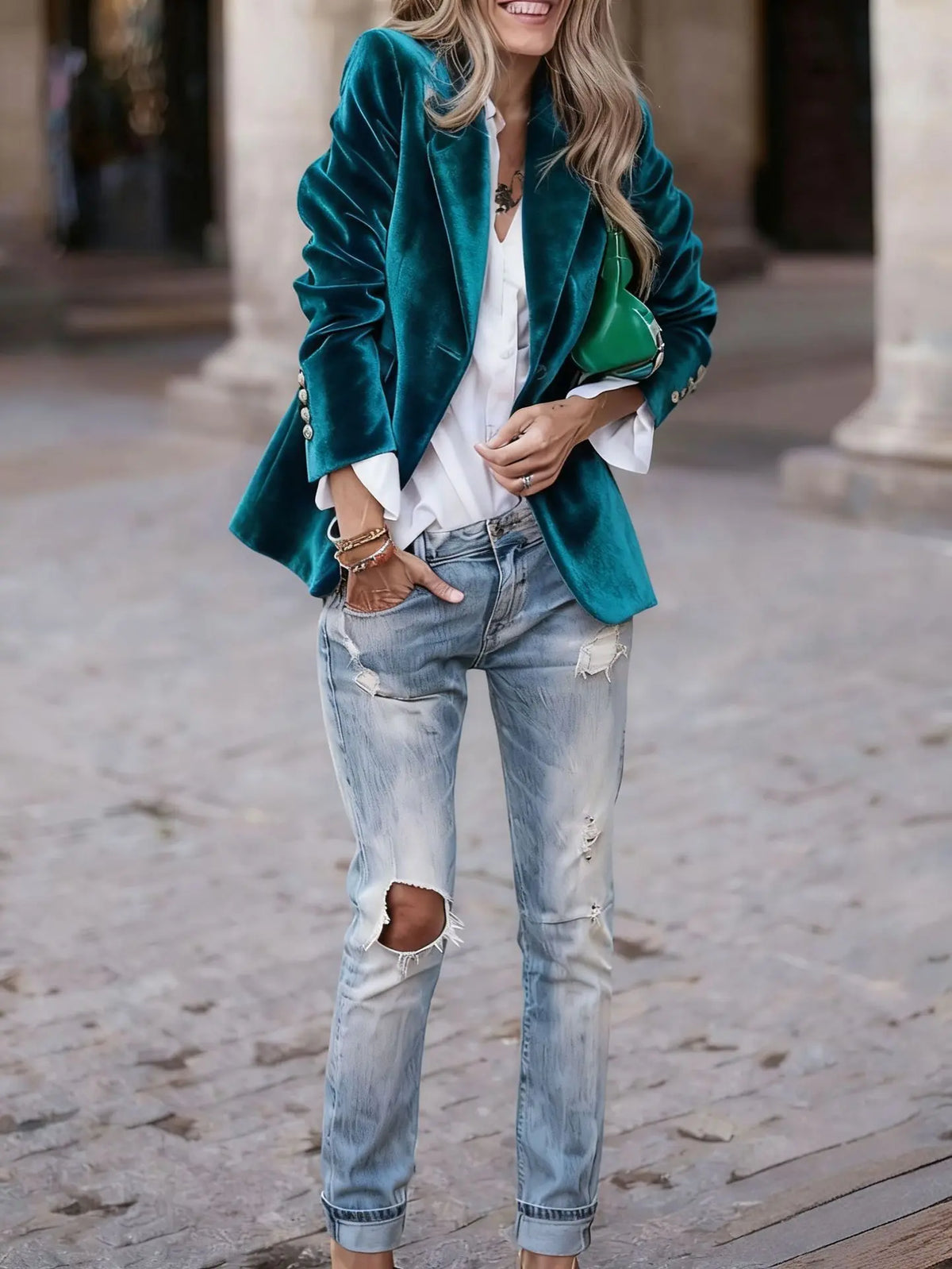 Manteau femme bleu canard en velours porté ouvert avec un jean SecretBombe