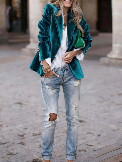 Manteau femme bleu canard en velours porté ouvert avec un jean SecretBombe