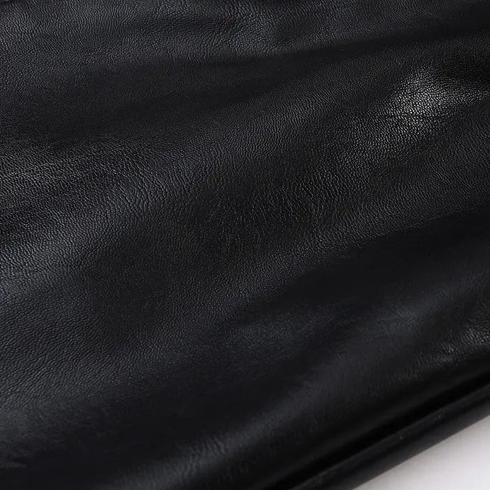 Détail intérieur et finitions de la jupe noire en cuir vegan femme SecretBombe