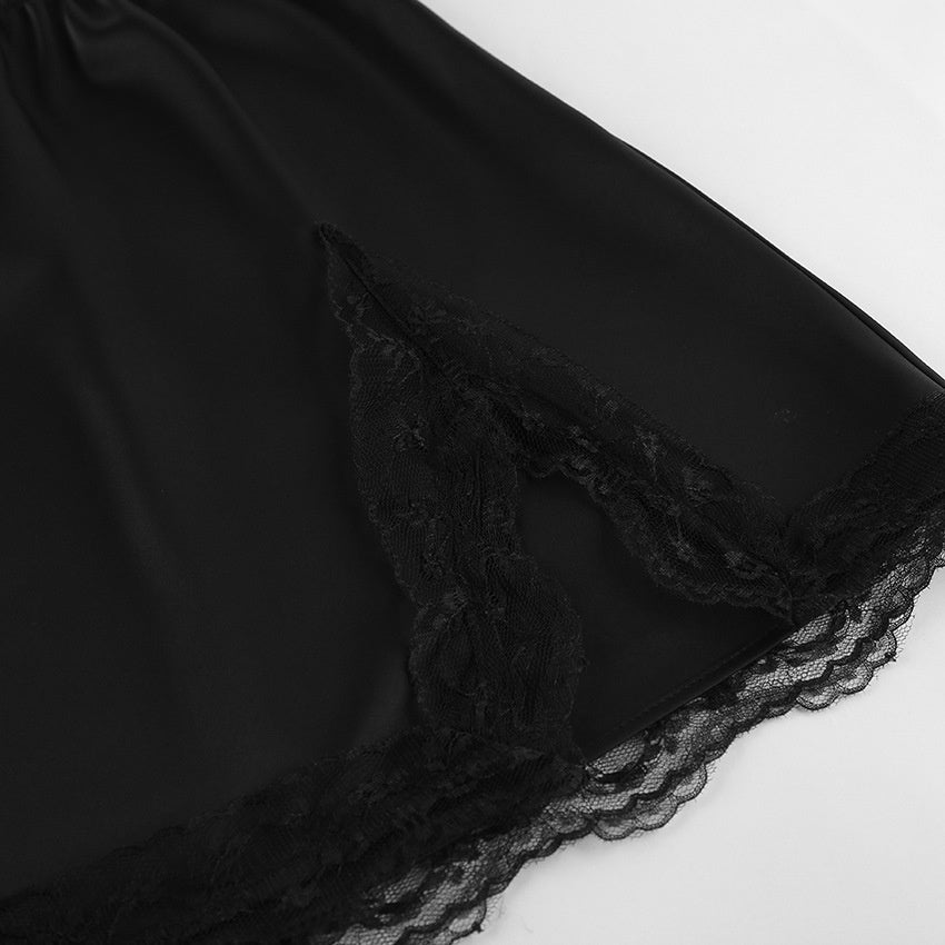 Détail de la dentelle noire de la mini-jupe satinée femme SecretBombe