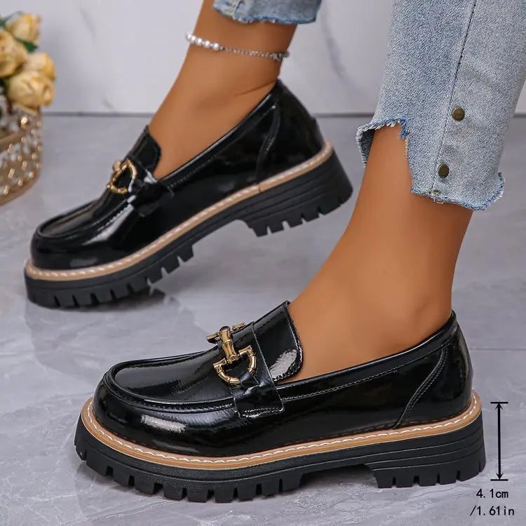 Mocassins femme à bout rond en cuir vegan noir vernis, talon compensé wedge, semelle antidérapante