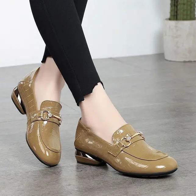 Mocassins femme à talons beige effet peau de serpent – SecretBombe