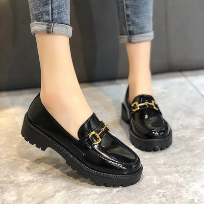 Chaussures habillées femme en cuir végan vernis avec détail métallique