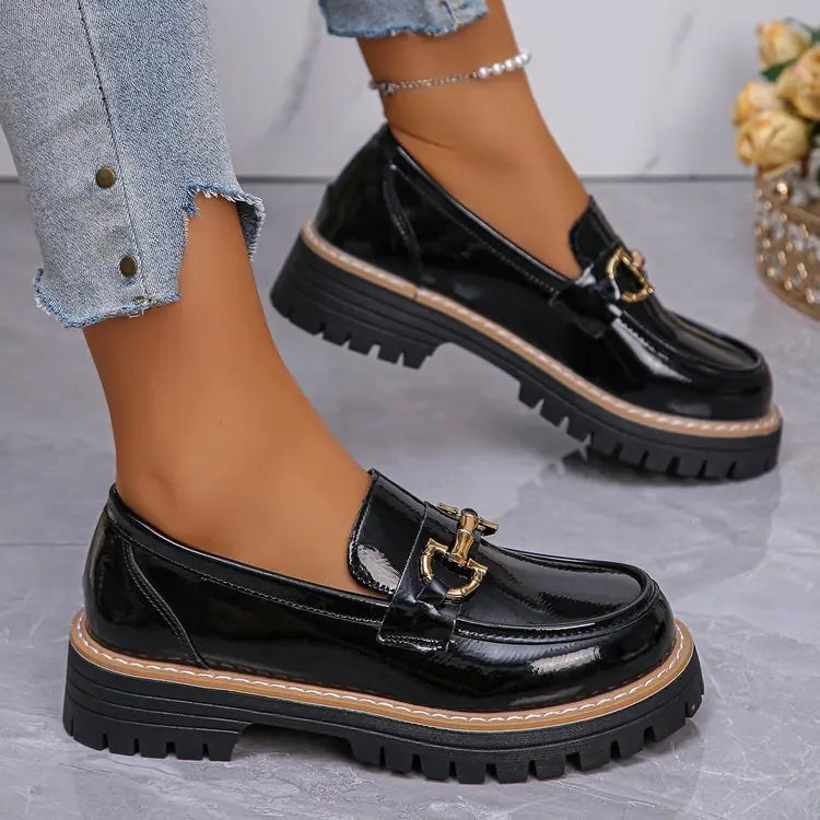 Mocassins femme noirs vernis en cuir vegan, talon compensé wedge, tailles 36 à 43, confortables et élégants