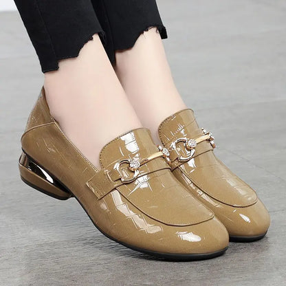 Mocassins effet peau de serpent beige à talons, chic et moderne – SecretBombe