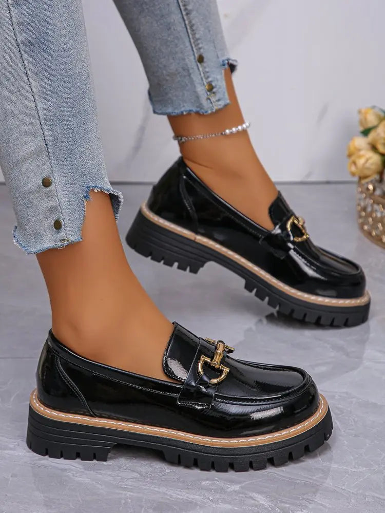 Mocassins noirs vernis pour femme, style chic et moderne, talon compensé wedge, parfaits pour toutes les occasions
