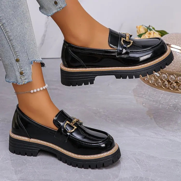 Chaussures femme à talon chunky noir vernis, style moderne et chic, idéales pour le bureau et les sorties