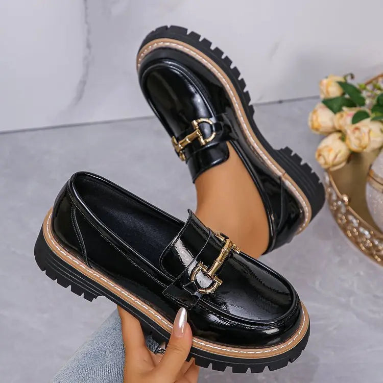 Chaussures femme en cuir vegan noir vernis, talon wedge 6-8 cm, bout rond, semelle antidérapante